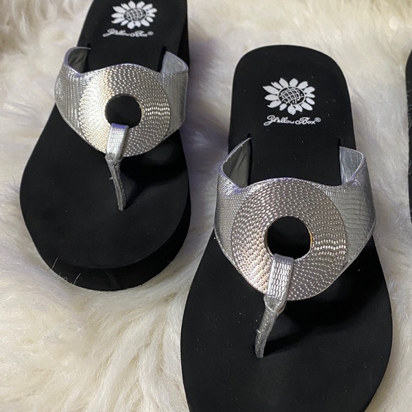 Yellow Box Black and Silver Flip Flops, size 6 EUC - Picture 3 of 13